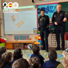Imagen de la Policía Nacional dando una charla en un colegio