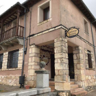 Imagen de archivo del bar y la vivienda a subasta en La Matilla (Segovia)