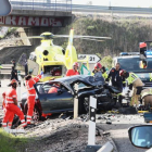 Estado del coche tras la colisión frontal con la furgoneta en Soria.
