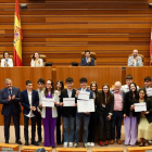 El presidente de las Cortes de Castilla y León, Carlos Pollán, y la consejera de Educación, Rocío Lucas, asisten a la final de la VIII edición de la Liga de Debate. En la imagen junto a los ganadores de la ESO el IES Gil y Carrasco de Ponferrada.