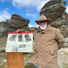 El arqueólogo Luciano Municio, frente a los grabados prehistóricos del Cerro de San Isidro, en Domingo García, Segovia.