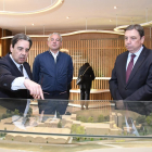 Visita de Planas a la fábrica de DYC por el 65 aniversario de la destilería