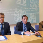 El ex consejero Antonio Sáez Aguado, en el centro, el 19 de septiembre de 2014 tras la reunión de la Comisión Regional de Trasplantes. Una de las comparecencias en la que informó de la alianza del Gregorio Marañón y el Clínico