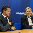 El candidato a las elecciones europeas Raúl de la Hoz y la coordinadora de la campaña electoral del PPCyL, Isabel Blanco, presentan en rueda de prensa la campaña electoral del Partido Popular de Castilla y León