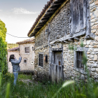 Una joven fotografía una casa de La Cuenca.