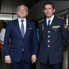 El delegado del Gobierno, Nicanor Sen, preside un acto de homenaje a policías nacionales jubilados en León con el jefe de la comisaría provincial de León, Miguel Ángel del Diego Ballesteros.