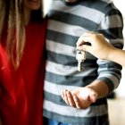 Una pareja joven recoge las llaves de su vivienda en una imagen de archivo