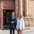 Rosario Bermudo junto a su abogado atiende a los medios momentos antes de entrar en la Audiencia Provincial