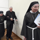 El arzobispo de Burgos, Mario Iceta, en el centro, en su comparecencia ante la prensa
