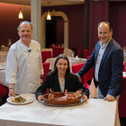 Gerardo, María y Vicente, en el comedor de Las Cabañas