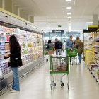 Clientes realizan sus compras en un supermercado de Arroyo de la Encomienda