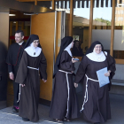 Varias de las clarisas de Belorado junto con su portavoz, José Ceacero, en los juzgados de Burgos