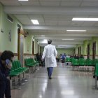 Médico andando por un hospital