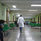 Médico andando por un hospital
