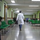 Médico andando por un hospital