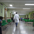 Médico andando por un hospital