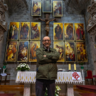 Alejandro Mesonero, frente a su obra de la Iglesia de Peñaranda de Bracamonte