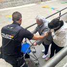 La Policía Nacional ayuda a una anciana de 100 años a votar en Ávila