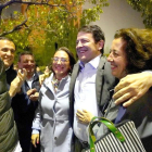 El presidente del PP y de la Junta de Castilla y León, Alfonso Fernández Mañueco, junto a Conrado Íscar, María González Corral y Mercedes Cantalapiedra tras conocer los resultados electorales. ICAL