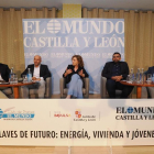 El director de El Mundo de Castilla y León, Pablo Lago, junto a Ricardo Fortuoso, María Pardo, Sergio Walter Martínez Nieto y Gonzalo Jolín, en el Club de Prensa 'Claves del futuro: Energía, Vivienda y Jóvenes’