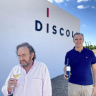 Francisco Somoza y Esteban Sánchez, en el exterior de la bodega.