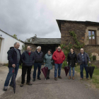 El grupo de vecinos de la localidad de Berlanga (León), encabezados por Juan Carlos Alonso (C), recopilan palabras típicas de la zona para la publicación de un diccionario