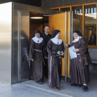 José Ceacero, junto a tres clarisas cismáticas, en los juzgados de Burgos.