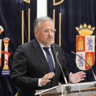 El presidente de las Cortes, Carlos Pollán, atiende a los medios para analizar la situación de la Fundación