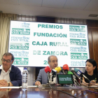 Presentación de los XXVII Premios Fundación Caja Rural de Zamora a cargo del director general de la entidad, Cipriano García; el director Ejecutivo de la Fundación, Narciso Prieto, y la técnico de Comunicación, Laura Huertos.