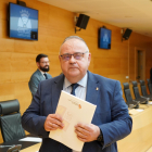 El consejero de Sanidad, Alejandro Vázquez, informa a las Cortes sobre el grado de cumplimiento de los objetivos de su departamento para la legislatura.