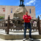 El zamorano Rubén Prieto, campeón de culturismo, junto a la estatua de Viriato de Zamora.