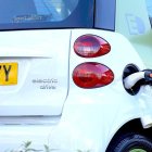 Recarga de un vehículo eléctrico en una 'electrolinera'. PQS / CCO