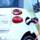 Recarga de un vehículo eléctrico en una 'electrolinera'. PQS / CCO