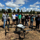 Medio millar de agricultores asistieron a las pruebas de tratamiento de los campos de Asaja Soria mediante drones.
