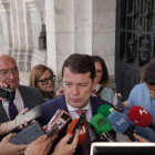 Alfonso Fernández Mañueco realiza unas declaraciones a la entrada del Ayuntamiento de Valladolid