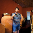 Julián BenHamou López, en el interior de su bodega en Coruña del Conde