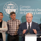 El presidente del Consejo Económico y Social de Castilla y León, Enrique Cabero, presenta el estudio sobre Desplazamiento intracomunitario de trabajadores entre Portugal y España. Implicaciones en las regiones de centro de Portugal y Castilla y León junto a las organizaciones sindicales portuguesas Confederação Geral dos Trabalhadores Portugueses - Intersindical Nacional (CGTP-IN) y la União Geral de Trabalhadores (UGTP), acompañando a los consejeros del CES de CCOO y UGT.