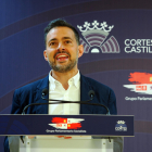 El procurador del Grupo Parlamentario Socialista Diego Moreno analiza la ley de blindaje de los servicios esenciales.