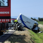 Estado de los vehículos tras el accidente en Cabezuela, Segovia, en el que han fallecido dos personas y otra ha resultado herida