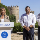 La portavoz del PP en el Senado, Alicia García junto a Carlos García, presidente del PP de Ávila; y Francisco Vázquez