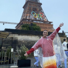 María Prieto O'Mullony bajo la Torre Eiffel