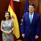 La ministra de Defensa, Margarita Robles, y el presidente de la Junta de Castilla y León, Alfonso Fernández Mañueco.