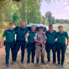 Efectivos de la Guardia Civil junto con el pescador rescatado en Santiuste (Soria).