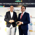 El alcalde de León, José Antonio Diez, y el consejero de Medio Ambiente, Vivienda y Ordenación del Territorio, Juan Carlos Suárez-Quiñones, presentan la Semana Internacional de la Trucha.