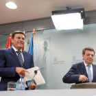 El consejero de Economía y Hacienda y portavoz, Carlos Fernández Carriedo, y el titular de la Presidencia, Luis Miguel González Gago, comparecen en rueda de prensa posterior al Consejo de Gobierno