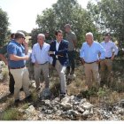 El consejero de Medio Ambiente, Vivienda y Ordenación del Territorio, Juan Carlos Suárez-Quiñones, presenta el proyecto de reintroducción del lince ibérico a los alcalde lazona de Astudillo y después visita la zona de suelta de linces