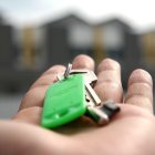 Una joven muestra las llaves de su vivienda recién comprada. PQS / CCO