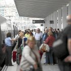 Viajeros en la estación de trenes de Valladolid. E. M.