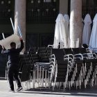 Camarero en una terraza de Valladolid en una imagen de archivo.-
