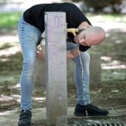 Un joven bebe agua en una fuente pública de Palencia. ICAL